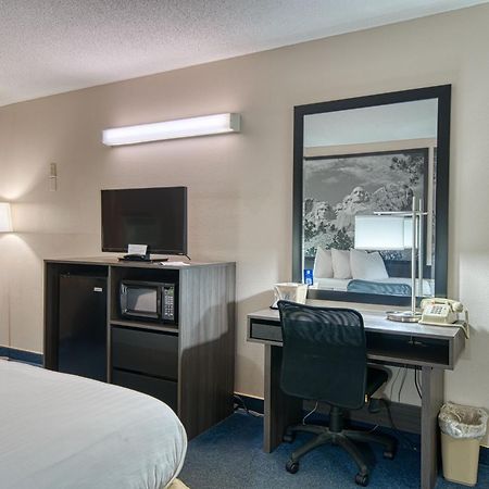 Super 8 By Wyndham Sturgis Hotel Luaran gambar