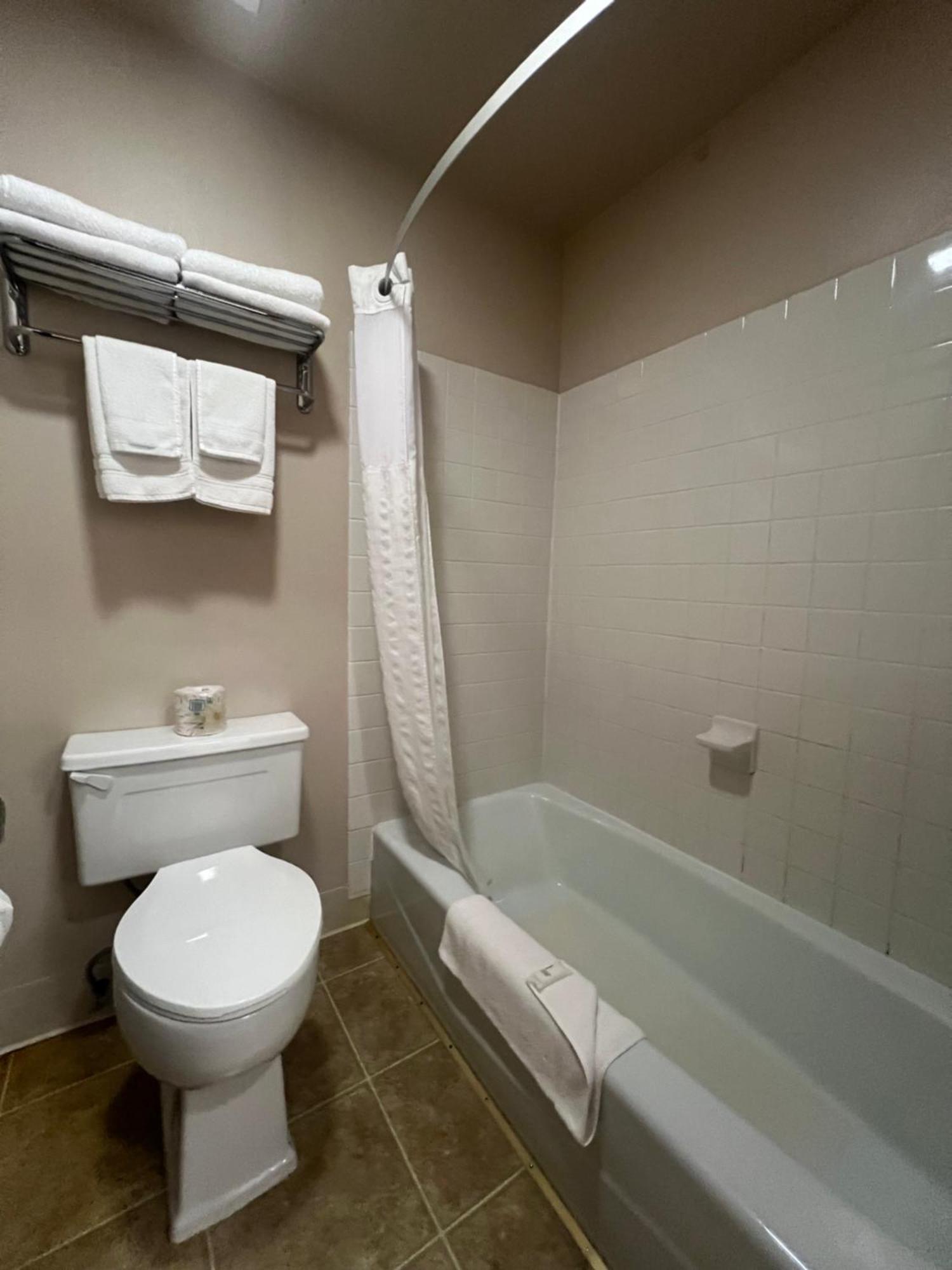 Super 8 By Wyndham Sturgis Hotel Luaran gambar
