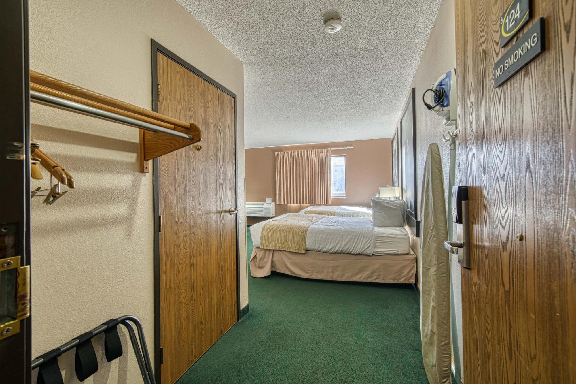 Super 8 By Wyndham Sturgis Hotel Luaran gambar
