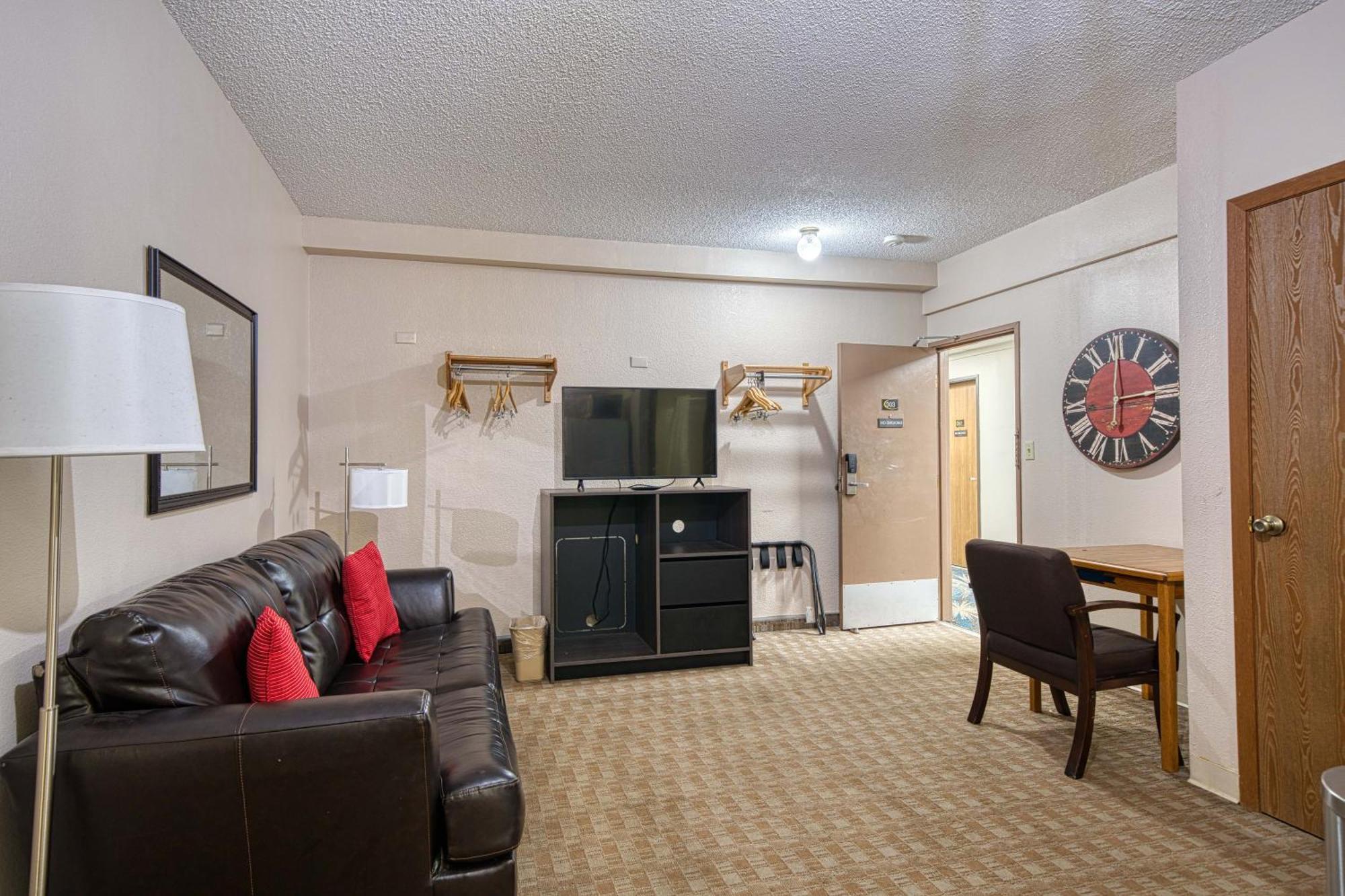 Super 8 By Wyndham Sturgis Hotel Luaran gambar