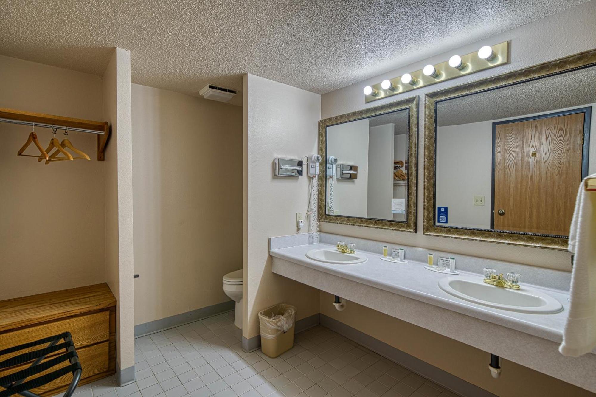 Super 8 By Wyndham Sturgis Hotel Luaran gambar